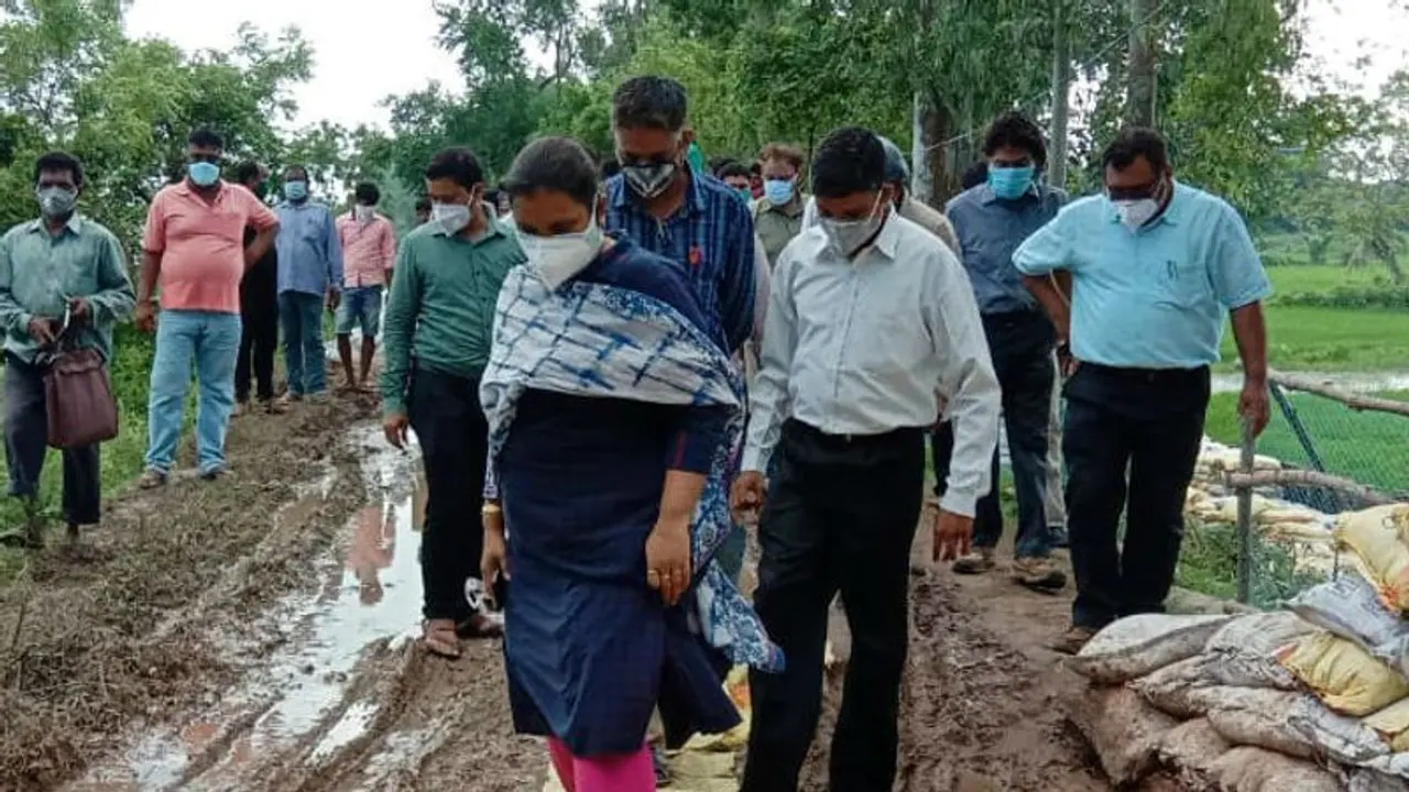 কেমন চলছে নদী বাঁধ মেরামতির কাজ, নিজেই সরজমিনে খতিয়ে দেখলেন জেলাশাসক কেমন চলছে নদী বাঁধ মেরামতির কাজ, নিজেই সরজমিনে খতিয়ে দেখলেন জেলাশাসক