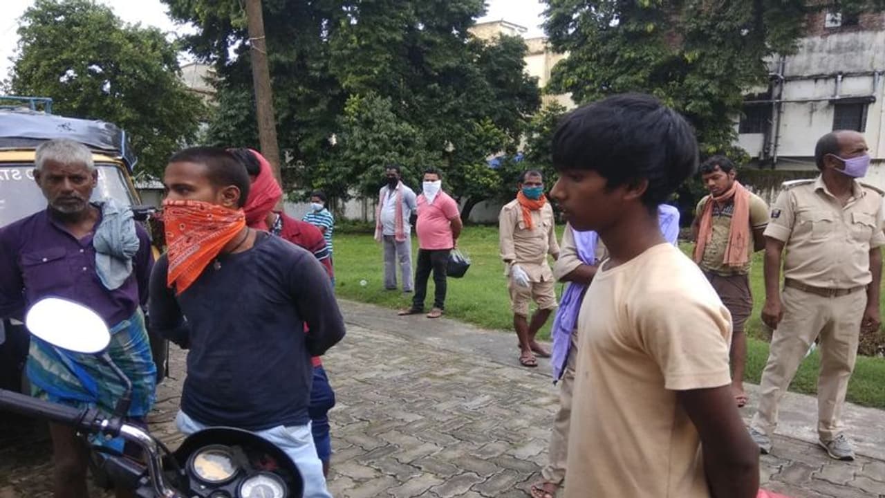 6 बच्चों की मां ने प्रेमी के साथ मिलकर पति को मार डाला, घर के बाहर फेंका शव, अंगूठी और चूड़ियों से ऐसे खुला राज 6 बच्चों की मां ने प्रेमी के साथ मिलकर पति को मार डाला, घर के बाहर फेंका शव, अंगूठी और चूड़ियों से ऐसे खुला राज