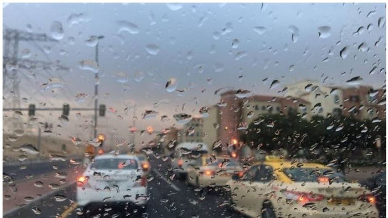 യുഎഇയുടെ ചില പ്രദേശങ്ങളില് കനത്ത മഴ യുഎഇയുടെ ചില പ്രദേശങ്ങളില് കനത്ത മഴ