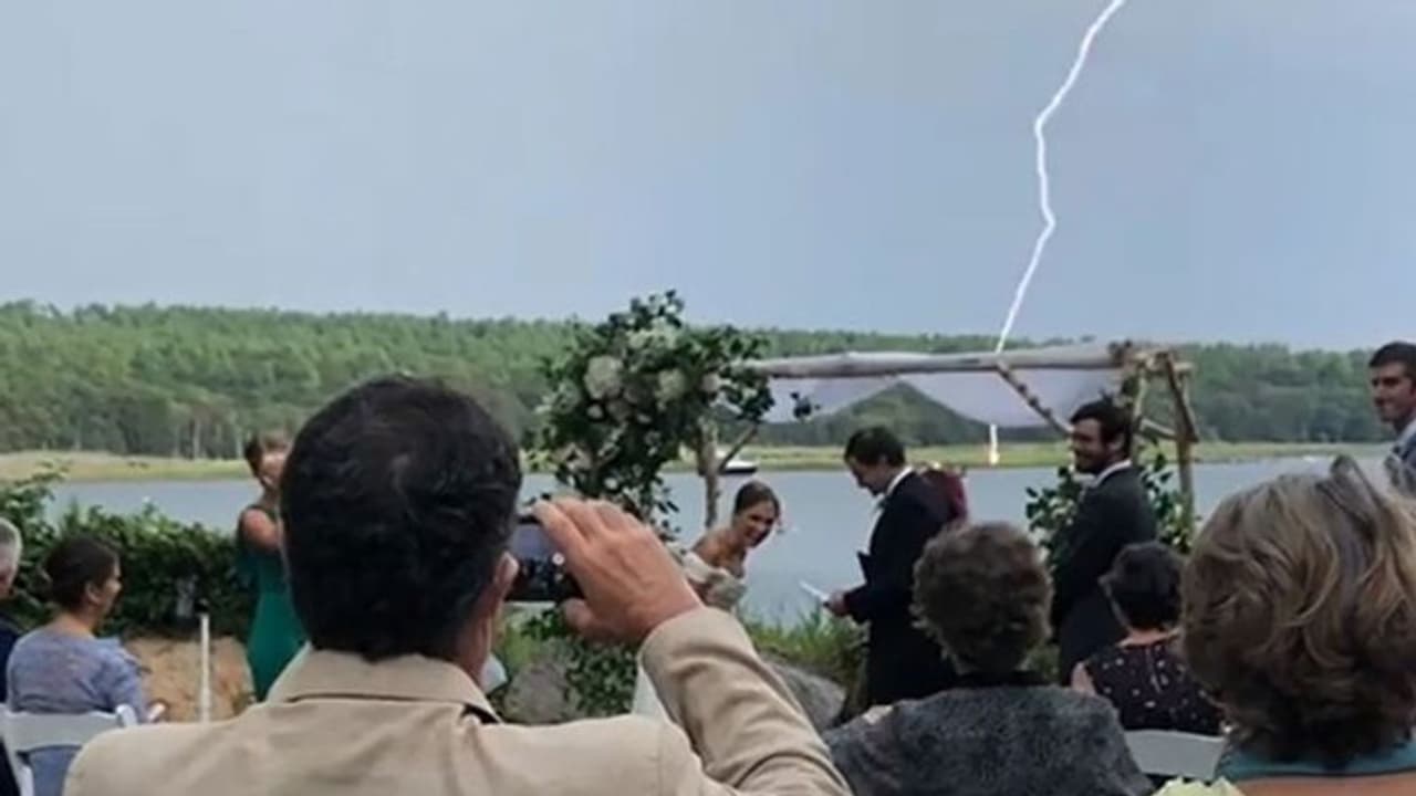 വിവാഹവീഡിയോയ്ക്കിടെ അപ്രതീക്ഷിത സംഭവം; വൈറലായി വീഡിയോ