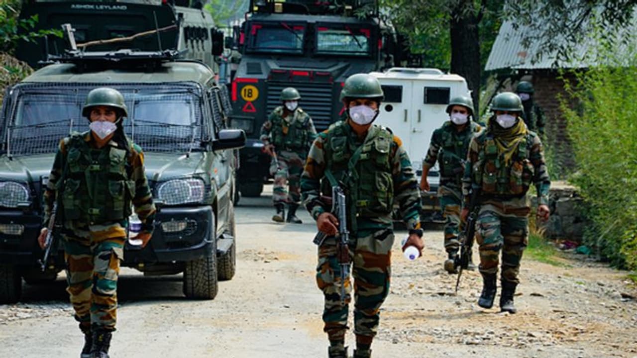 Jammu Kashmir: జమ్మూకాశ్మీర్ లో ఎన్కౌంటర్.. ముగ్గురు తీవ్రవాదులు హతం.. Jammu Kashmir: జమ్మూకాశ్మీర్ లో ఎన్కౌంటర్.. ముగ్గురు తీవ్రవాదులు హతం..