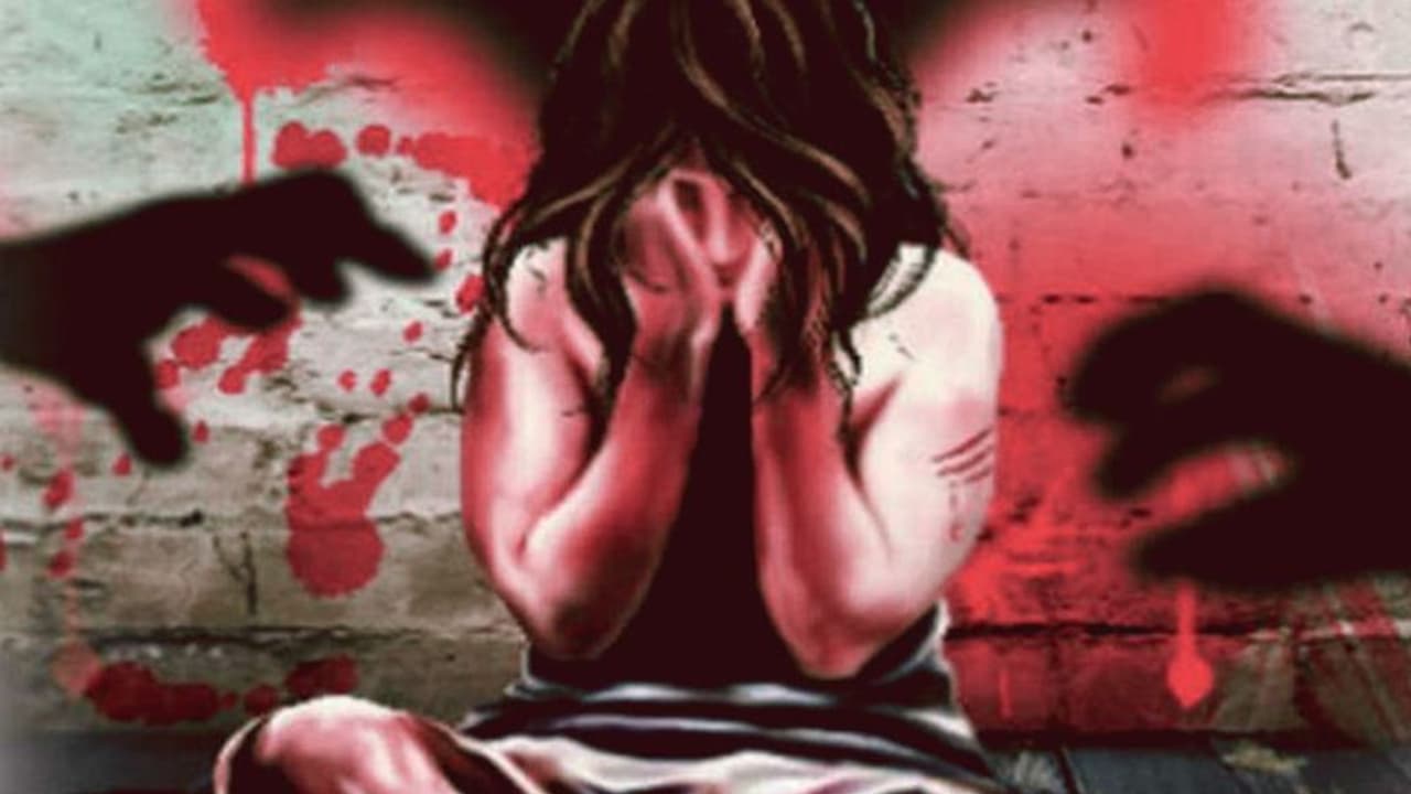 Rape Case: ಕೆಲಸ ನೀಡುವ ನೆಪದಲ್ಲಿ ಯುವತಿ ಮೇಲೆ ನಾಲ್ವರ ಅತ್ಯಾಚಾರ Rape Case: ಕೆಲಸ ನೀಡುವ ನೆಪದಲ್ಲಿ ಯುವತಿ ಮೇಲೆ ನಾಲ್ವರ ಅತ್ಯಾಚಾರ