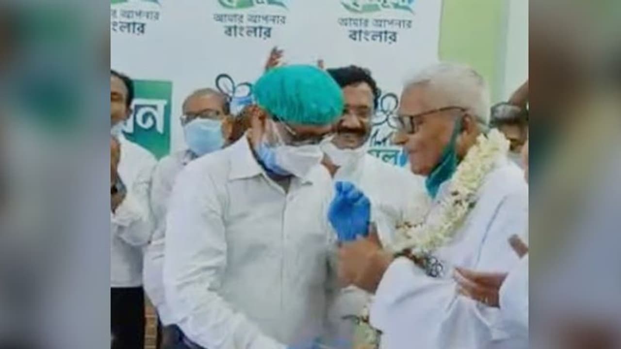 বিজেপিতে ভাঙন অব্যাহত, সদলবদলে তৃণমূলে ফিরলেন বিষ্ণুপুরের বিধায়ক বিজেপিতে ভাঙন অব্যাহত, সদলবদলে তৃণমূলে ফিরলেন বিষ্ণুপুরের বিধায়ক