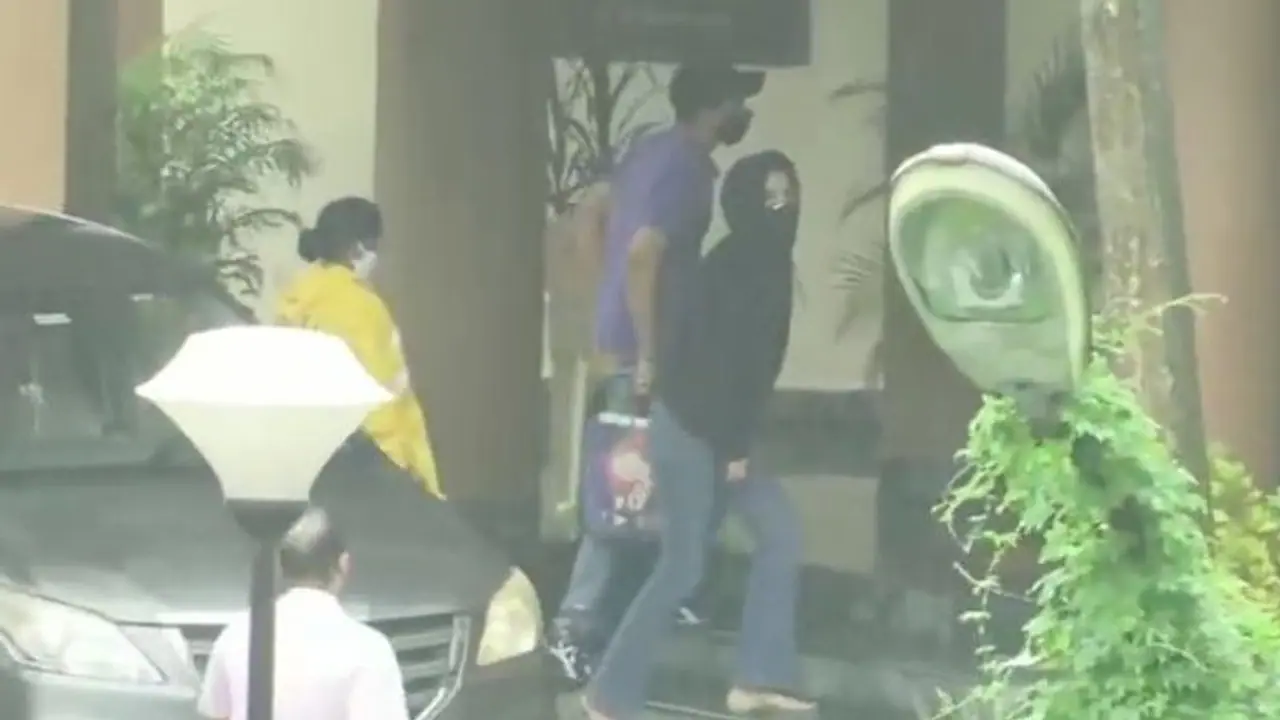 सुशांत केस: पुलिस की सुरक्षा में DRDO गेस्ट हाउस पहुंचीं रिया, लगातार दूसरे दिन CBI करेगी पूछताछ सुशांत केस: पुलिस की सुरक्षा में DRDO गेस्ट हाउस पहुंचीं रिया, लगातार दूसरे दिन CBI करेगी पूछताछ