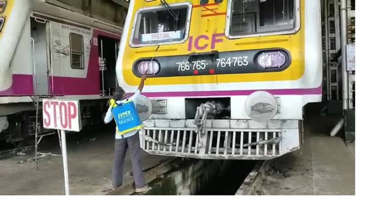 ১ সেপ্টেম্বর থেকে লোকাল ট্রেন চলার সম্ভাবনা, টিকিয়াপাড়ায় স্য়ানিটাইজ হচ্ছে ইএমইউ লোকাল ১ সেপ্টেম্বর থেকে লোকাল ট্রেন চলার সম্ভাবনা, টিকিয়াপাড়ায় স্য়ানিটাইজ হচ্ছে ইএমইউ লোকাল