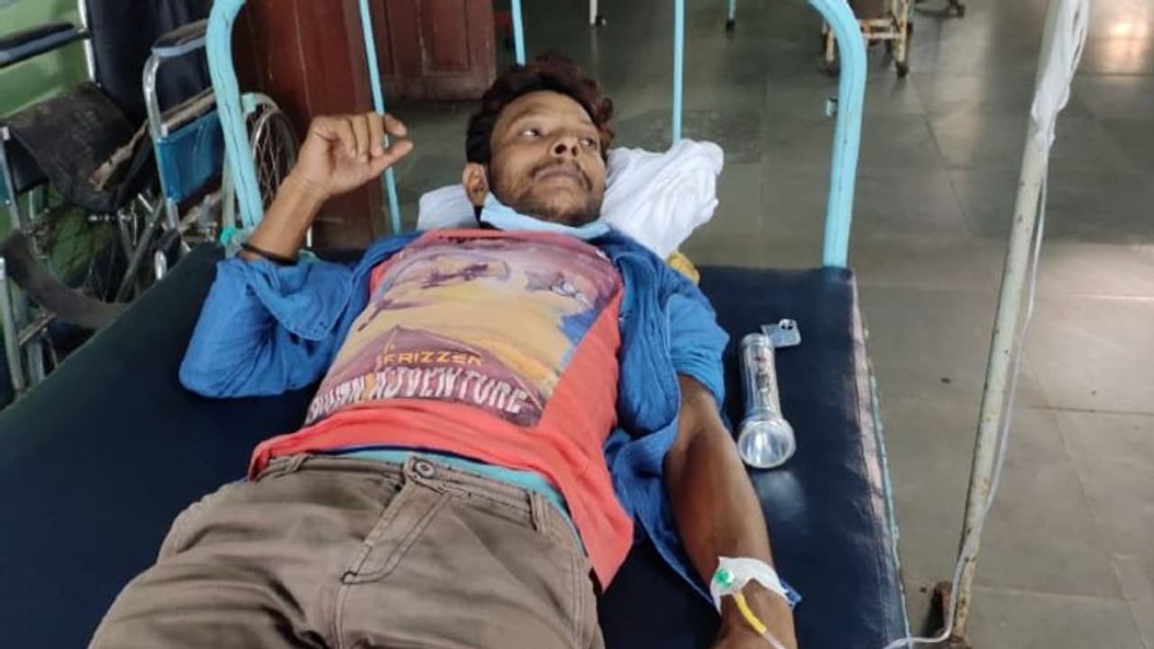 লোডশেডিং এর জেরবার, মমতার রাজ্যে টর্চ নিয়ে ভর্তি হয় স্বাস্থ্যকেন্দ্রে