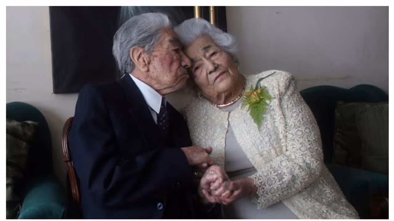 মিলিত বয়সের যোগফল ২১৪ বছর, সম্পর্ক টিকিয়ে রাখার সিক্রেট জানালেন বিশ্বের সবচেয়ে প্রবীণ দম্পতি মিলিত বয়সের যোগফল ২১৪ বছর, সম্পর্ক টিকিয়ে রাখার সিক্রেট জানালেন বিশ্বের সবচেয়ে প্রবীণ দম্পতি