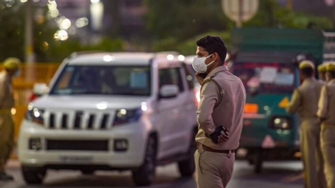 लखनऊ : सीएम आवास के पास डबल मर्डर से सनसनी, अधिकारी की पत्नी और बेटे को मारी गोली लखनऊ : सीएम आवास के पास डबल मर्डर से सनसनी, अधिकारी की पत्नी और बेटे को मारी गोली