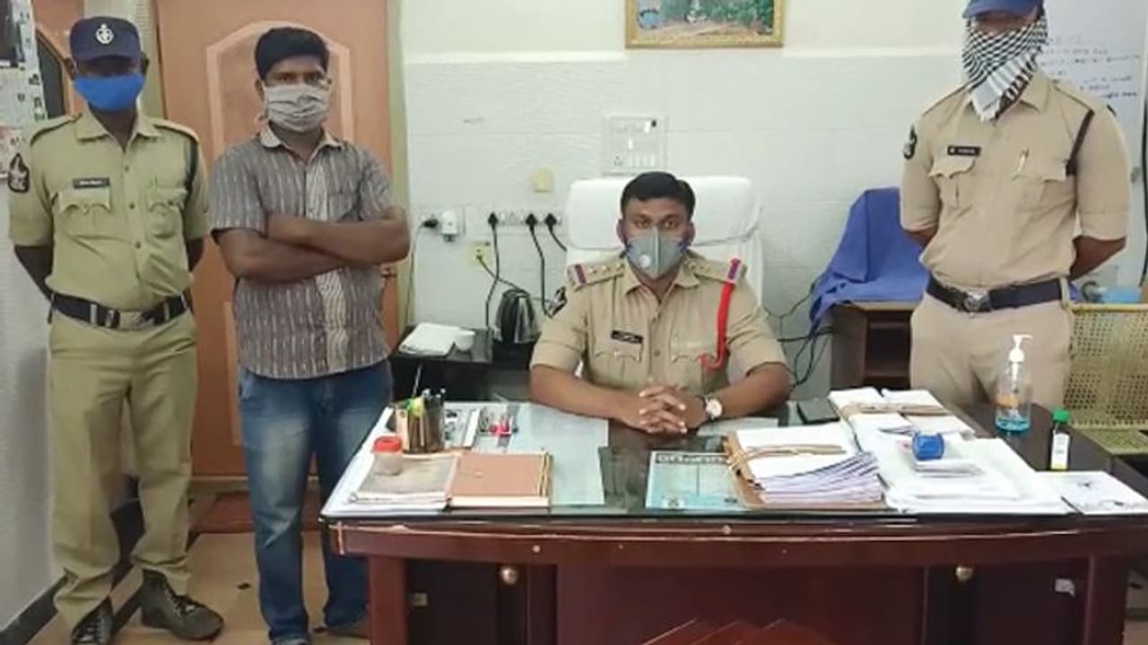 కోరిక తీర్చాలని మహిళ చేయి పట్టుకున్న వాలంటీర్ (వీడియో) కోరిక తీర్చాలని మహిళ చేయి పట్టుకున్న వాలంటీర్ (వీడియో)