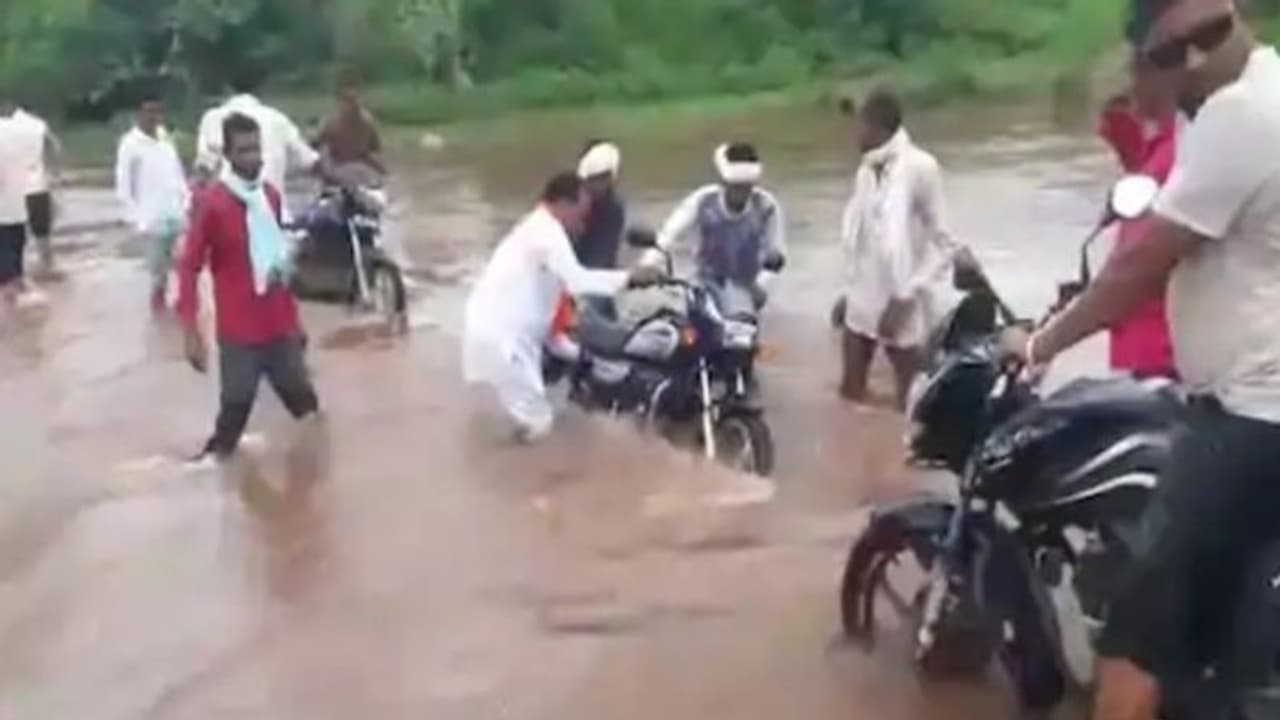 यहां युवा 50 रुपए के लिए जिंदगी दांप पर लगा रहे, कई की हो चुकी मौत..फिर भी नहीं ले रहे सबक यहां युवा 50 रुपए के लिए जिंदगी दांप पर लगा रहे, कई की हो चुकी मौत..फिर भी नहीं ले रहे सबक