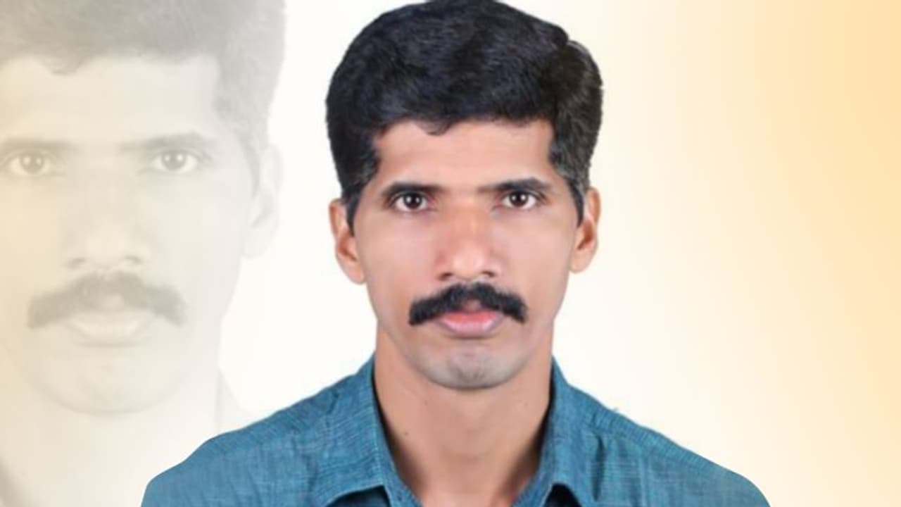 പതറിയ ശബ്ദത്തില് വയര്ലെസ് സന്ദേശം; കടലെടുക്കാതെ പവിത്രൻ രക്ഷിച്ചത് ആറ് ജീവനുകൾ, അഭിനന്ദനം പതറിയ ശബ്ദത്തില് വയര്ലെസ് സന്ദേശം; കടലെടുക്കാതെ പവിത്രൻ രക്ഷിച്ചത് ആറ് ജീവനുകൾ, അഭിനന്ദനം