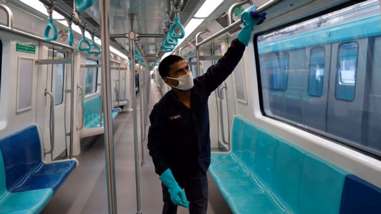 പരമാവധി 350 പേര്; മെട്രോ റെയിൽ സര്വീസിന് മാര്ഗ നിര്ദ്ദേശങ്ങൾ തയ്യാറാക്കി കേന്ദ്രസർക്കാർ പരമാവധി 350 പേര്; മെട്രോ റെയിൽ സര്വീസിന് മാര്ഗ നിര്ദ്ദേശങ്ങൾ തയ്യാറാക്കി കേന്ദ്രസർക്കാർ