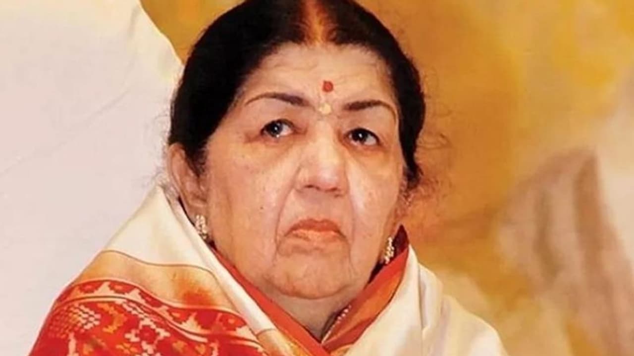 कोरोना के खौफ के बीच बीएमसी ने सील की 90 साल की लता मंगेशकर की बिल्डिंग, परिवार ने कही ये बात कोरोना के खौफ के बीच बीएमसी ने सील की 90 साल की लता मंगेशकर की बिल्डिंग, परिवार ने कही ये बात