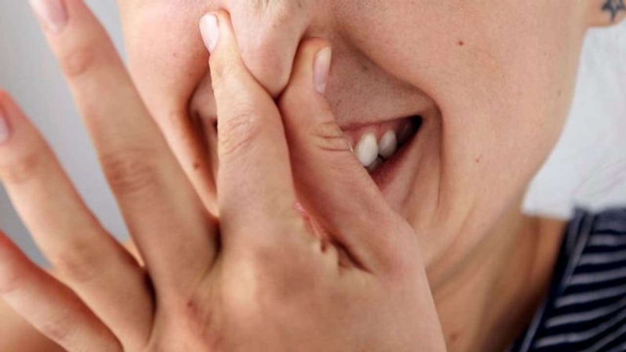 പച്ചവെള്ളത്തിന് ദുര്‍ഗന്ധം, ഭക്ഷണത്തിന് ചീഞ്ഞ മാംസഗന്ധം; കൊവിഡിന്റെ വിചിത്രമായ ഫലങ്ങള്‍!