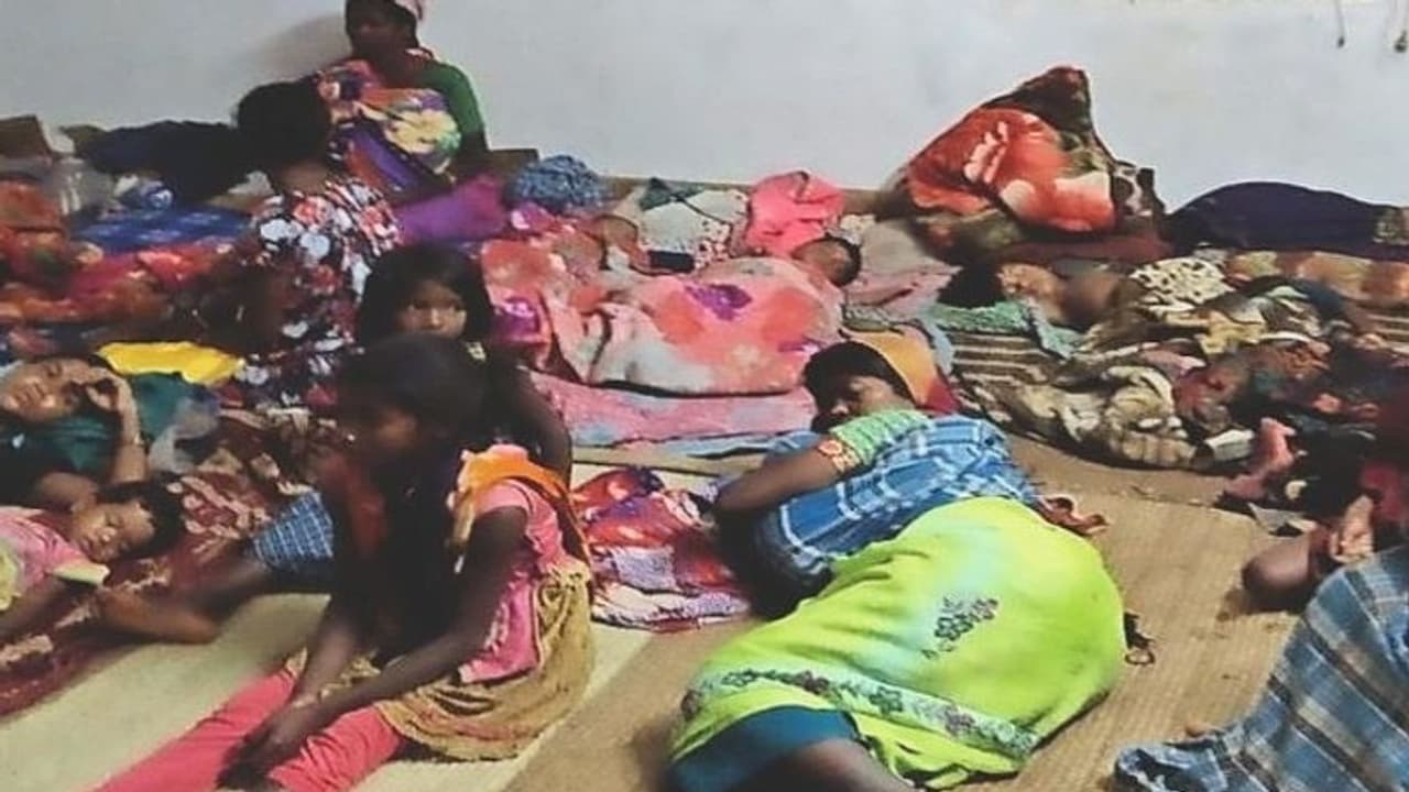 यहां बच्चों को पेट से बांधकर सो रहीं मां, पता नहीं कब गोद हो जाए सूनी..रातभर जाग पहरा देते हैं पति यहां बच्चों को पेट से बांधकर सो रहीं मां, पता नहीं कब गोद हो जाए सूनी..रातभर जाग पहरा देते हैं पति