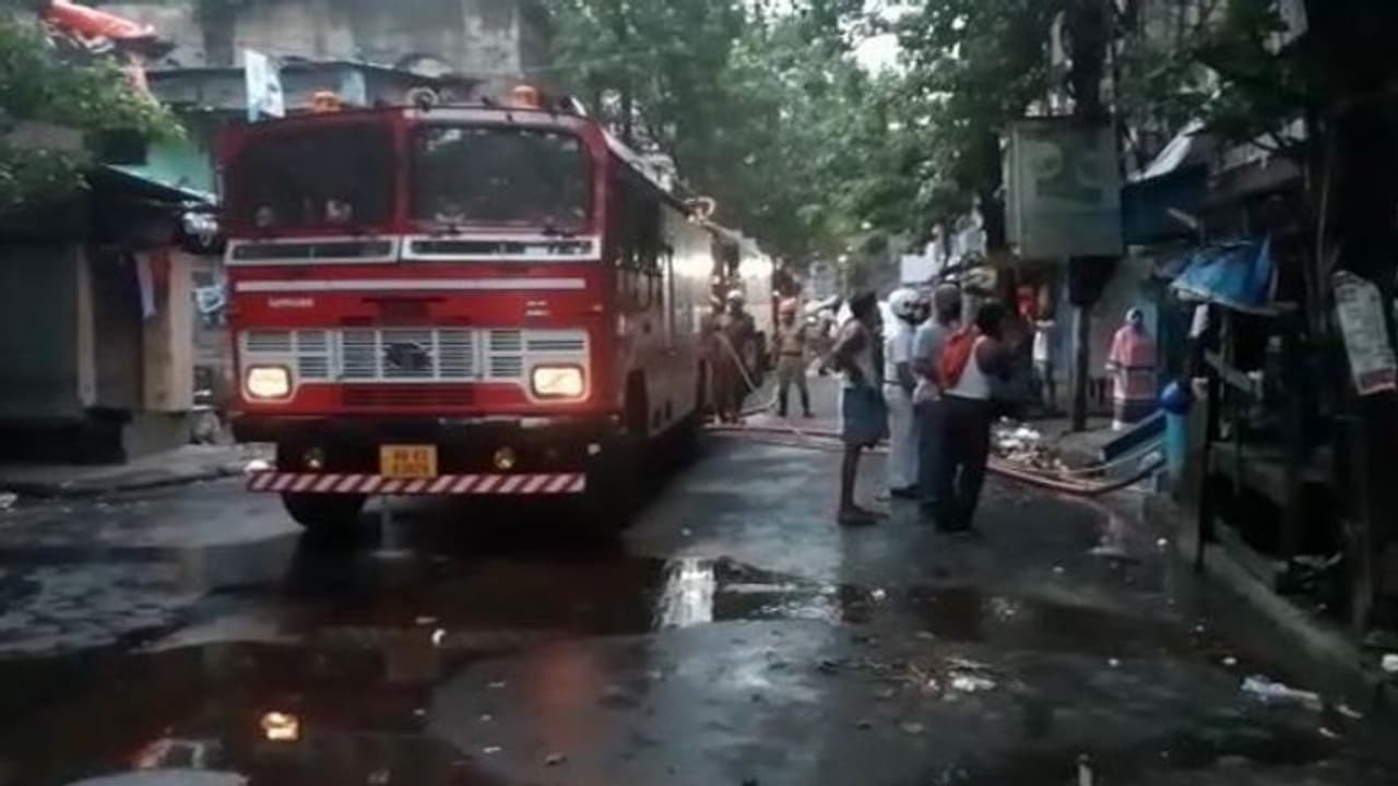 ডালহৌসিপাড়ার ৭০ বছরের পুরনো বহুতলে আগুন, পুড়ে ছাই একাধিক দোকান অফিস