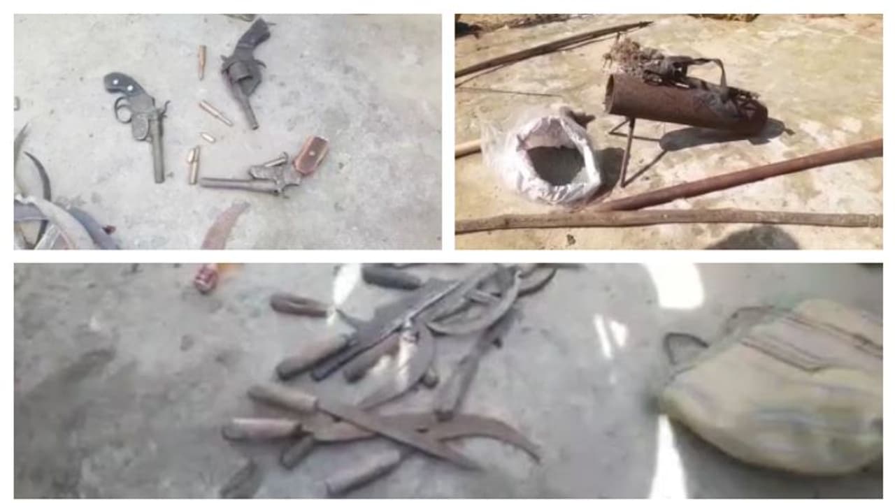 তৃণমূলের পঞ্চায়েত প্রধানের বাড়ি থেকে উদ্ধার বিপুল অস্ত্র,হতবাক গ্রামবাসী তৃণমূলের পঞ্চায়েত প্রধানের বাড়ি থেকে উদ্ধার বিপুল অস্ত্র,হতবাক গ্রামবাসী