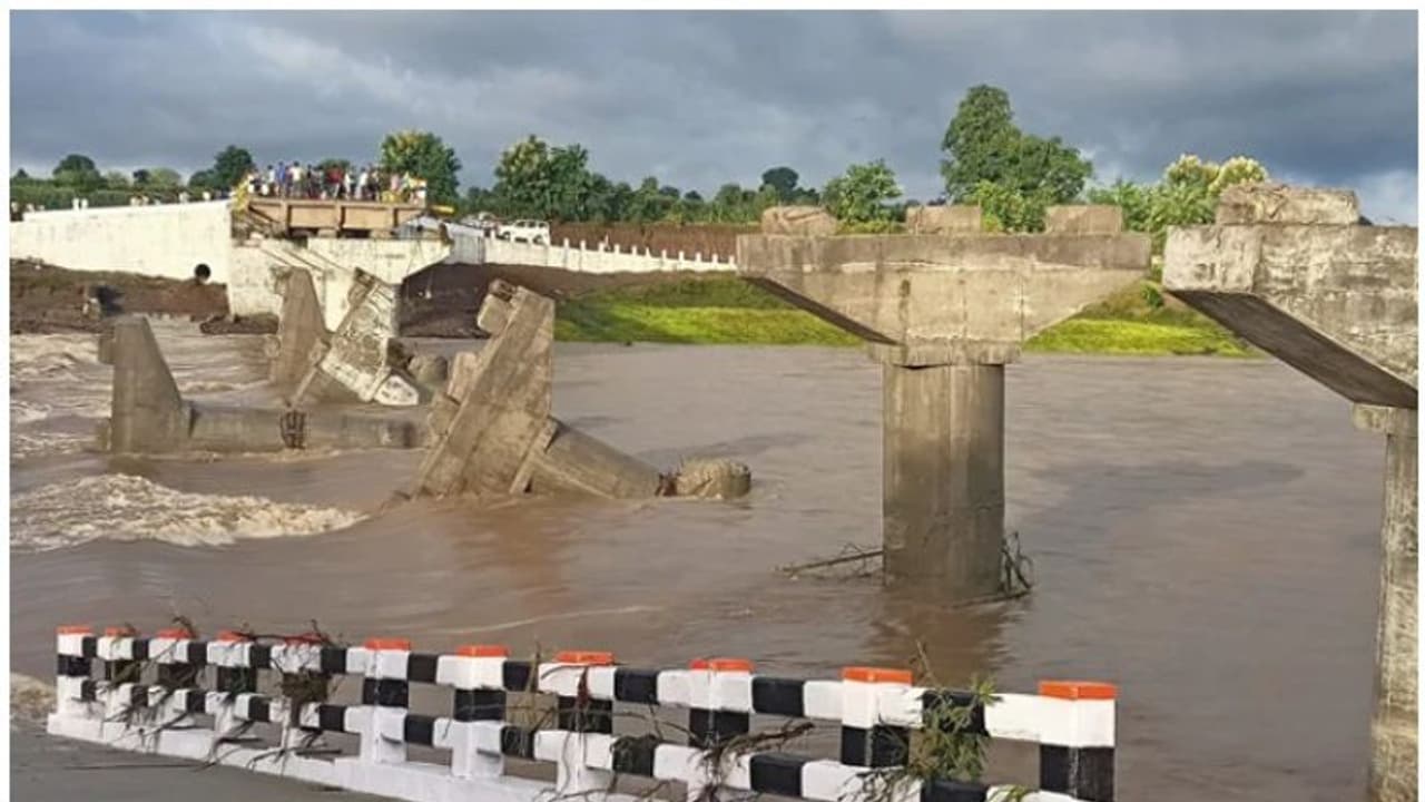 മധ്യപ്രദേശില് ഉദ്ഘാടനത്തിന് മുമ്പേ പാലം തകര്ന്നു വീണു മധ്യപ്രദേശില് ഉദ്ഘാടനത്തിന് മുമ്പേ പാലം തകര്ന്നു വീണു