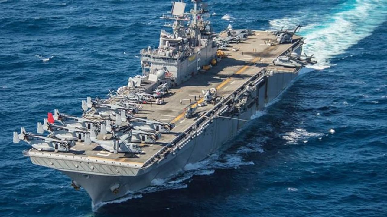 విశాఖ తీరానికి కొట్టుకొచ్చిన బంగ్లాదేశ్ నౌక విశాఖ తీరానికి కొట్టుకొచ్చిన బంగ్లాదేశ్ నౌక