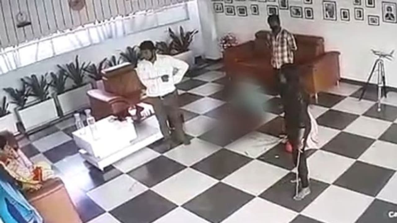 ഐ ഫോണ് മോഷ്ടിച്ചെന്ന് ആരോപിച്ച് യുവാവിന് ക്രൂര മര്ദ്ദനം, തല മൊട്ടയടിച്ചു; പ്രൊഡ്യൂസറുടെ ഭാര്യക്കെതിരെ കേസ് ഐ ഫോണ് മോഷ്ടിച്ചെന്ന് ആരോപിച്ച് യുവാവിന് ക്രൂര മര്ദ്ദനം, തല മൊട്ടയടിച്ചു; പ്രൊഡ്യൂസറുടെ ഭാര്യക്കെതിരെ കേസ്