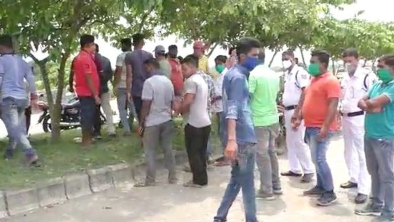 রাম মন্দিরের রাস্তার বরাত নিয়ে কাজিয়া,প্রকাশ্য়ে তৃণমূলের গোষ্ঠীদ্বন্দ্ব রাম মন্দিরের রাস্তার বরাত নিয়ে কাজিয়া,প্রকাশ্য়ে তৃণমূলের গোষ্ঠীদ্বন্দ্ব