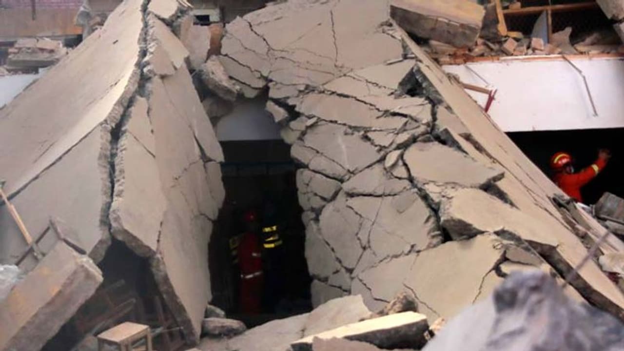 ചൈനയില് റസ്റ്റോറന്റ് തകര്ന്ന് 17 മരണം ചൈനയില് റസ്റ്റോറന്റ് തകര്ന്ന് 17 മരണം