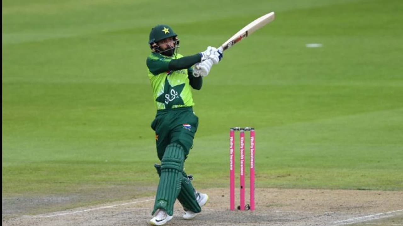 இங்கிலாந்து பவுலிங்கை பொளந்துகட்டிய ஹஃபீஸ்.! இங்கி., அணிக்கு மிகவும் சவாலான இலக்கை நிர்ணயித்த பாகிஸ்தான்