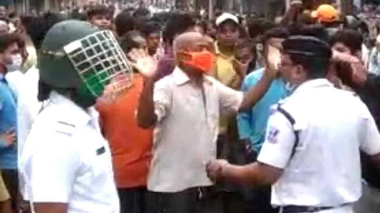 সুপ্রিম কোর্টের নির্দেশ অমান্য় করে মহরমের তাজিয়া, গোষ্ঠী সংঘর্ষে রণক্ষেত্র হাওড়া সুপ্রিম কোর্টের নির্দেশ অমান্য় করে মহরমের তাজিয়া, গোষ্ঠী সংঘর্ষে রণক্ষেত্র হাওড়া