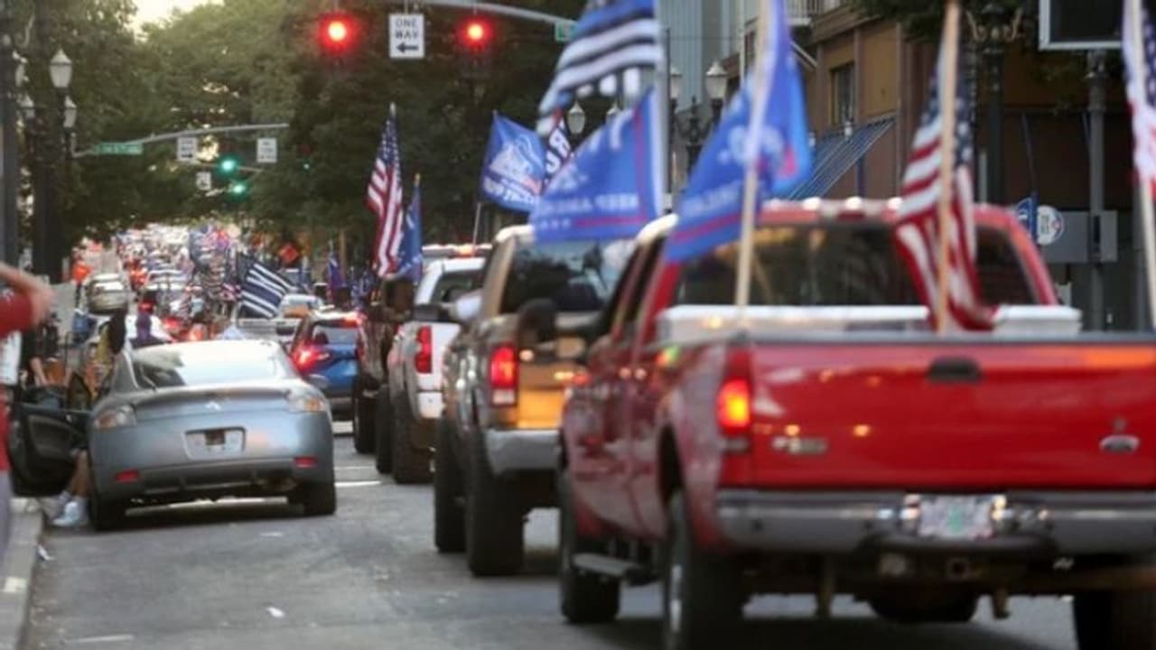 പോർട്ട് ലാൻഡിൽ ട്രംപ് അനുയായികളും വംശീയവിരുദ്ധ പ്രക്ഷോഭകരും ഏറ്റുമുട്ടി, ഒരാൾ വെടിയേറ്റ് മരിച്ചു പോർട്ട് ലാൻഡിൽ ട്രംപ് അനുയായികളും വംശീയവിരുദ്ധ പ്രക്ഷോഭകരും ഏറ്റുമുട്ടി, ഒരാൾ വെടിയേറ്റ് മരിച്ചു