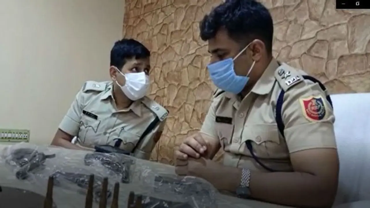 বারাসত পুলিশের সাফল্য, তল্লাশি চালিয়ে উদ্ধার বিপুল পরিমাণ বন্দুক, মোবাইল, বাইক বারাসত পুলিশের সাফল্য, তল্লাশি চালিয়ে উদ্ধার বিপুল পরিমাণ বন্দুক, মোবাইল, বাইক