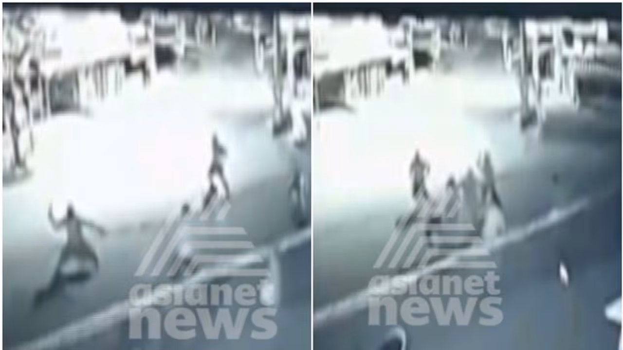 విజయవాడలో దారుణం...నడిరోడ్డుపై పట్టపగలు కత్తులతో దాడి (వీడియో) విజయవాడలో దారుణం...నడిరోడ్డుపై పట్టపగలు కత్తులతో దాడి (వీడియో)