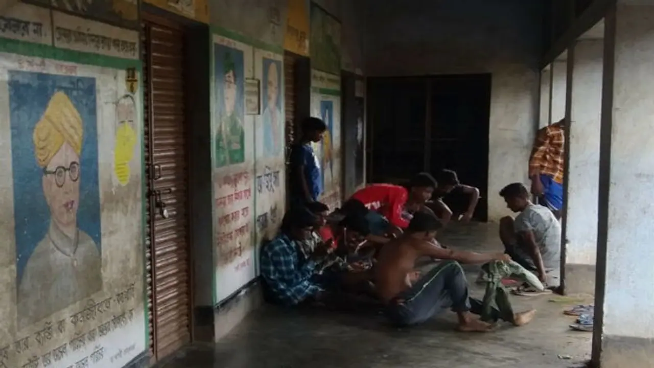করোনার থাবায় বন্ধ স্কুলে সমাজ বিরোধীদের আড্ডা, চাঞ্চল্যকর ছবি দুর্গাপুরে করোনার থাবায় বন্ধ স্কুলে সমাজ বিরোধীদের আড্ডা, চাঞ্চল্যকর ছবি দুর্গাপুরে