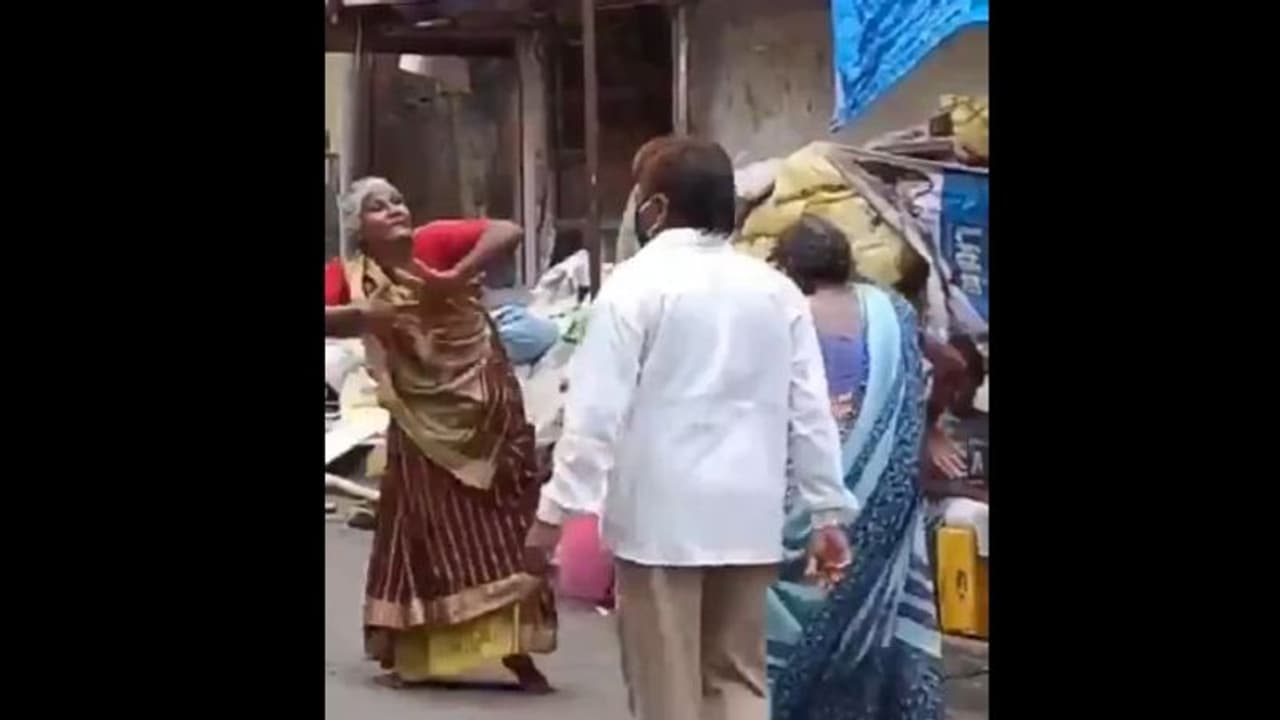 রাস্তায় হেলেনের সঙ্গে পাল্লা দিলেন দুই বৃদ্ধা, সেই ভাইরাল ভিডিওটি মন কাড়ল নেটিজেনদের