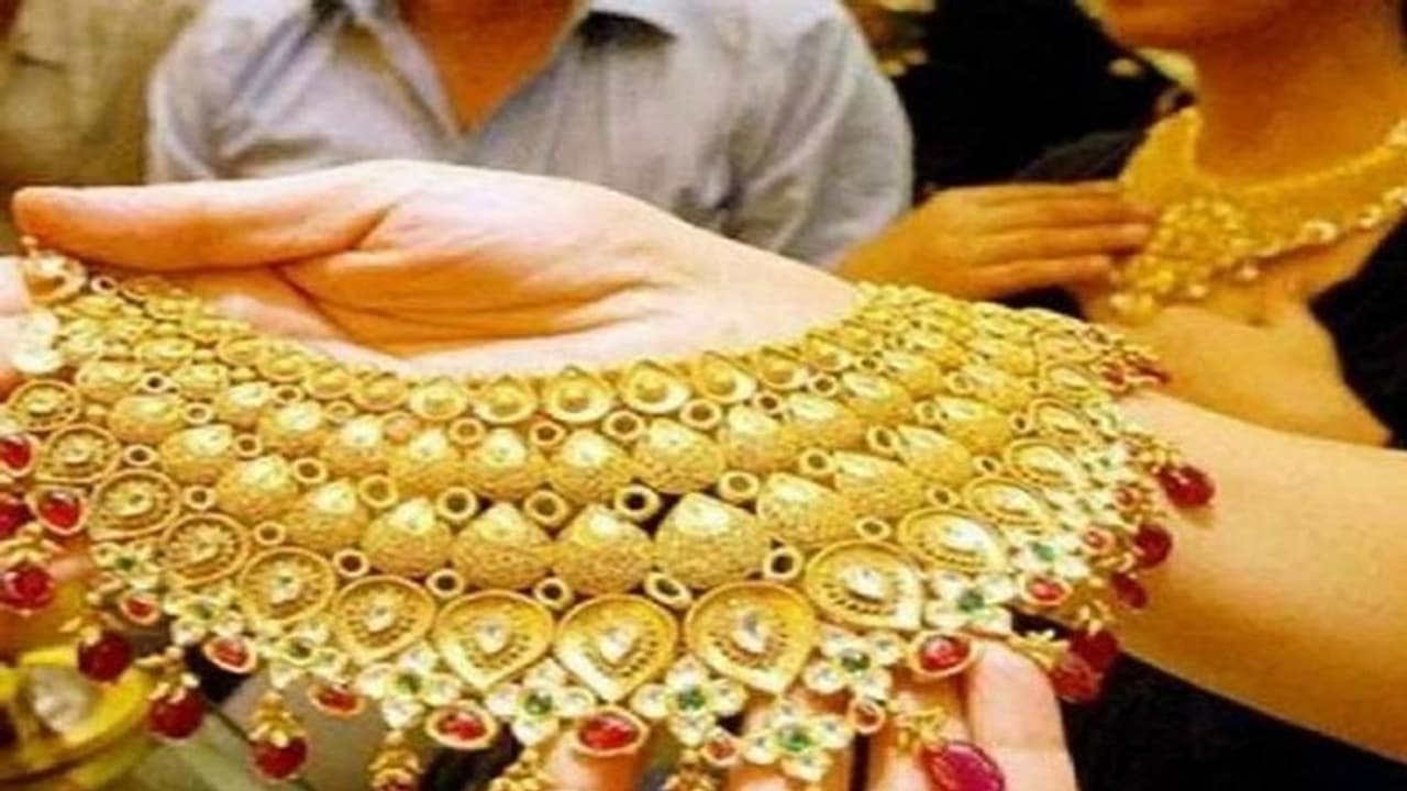 Gold Rate Today: സ്വർണവില ഒറ്റദിവസംകൊണ്ട് 480 രൂപ കൂടി, രണ്ട് ദിവസംകൊണ്ട് 400 രൂപ കുറഞ്ഞു Gold Rate Today: സ്വർണവില ഒറ്റദിവസംകൊണ്ട് 480 രൂപ കൂടി, രണ്ട് ദിവസംകൊണ്ട് 400 രൂപ കുറഞ്ഞു