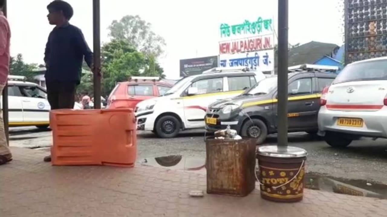 লকডাউনের জেরে বন্ধ ট্রেন, গায়ে আগুন দিয়ে আত্মহত্যার চেষ্টা চা বিক্রেতার লকডাউনের জেরে বন্ধ ট্রেন, গায়ে আগুন দিয়ে আত্মহত্যার চেষ্টা চা বিক্রেতার