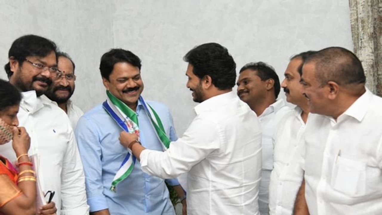 వైసీపీలోకి చలమలశెట్టి సునీల్: కండువా కప్పి అహ్వానించిన జగన్ (వీడియో) వైసీపీలోకి చలమలశెట్టి సునీల్: కండువా కప్పి అహ్వానించిన జగన్ (వీడియో)