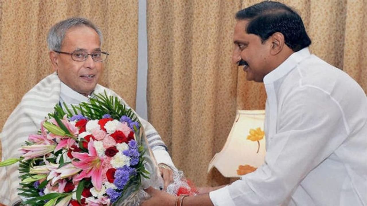 కిరణ్ కుమార్ రెడ్డికి సీఎం పదవి: ప్రణబ్ కీలక పాత్ర కిరణ్ కుమార్ రెడ్డికి సీఎం పదవి: ప్రణబ్ కీలక పాత్ర