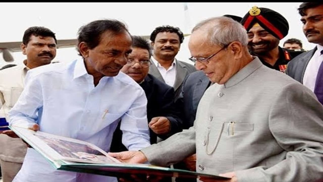 ప్రణబ్ ముఖర్జీతో అనుబంధాన్ని గుర్తు చేసుకున్న కేసీఆర్ ప్రణబ్ ముఖర్జీతో అనుబంధాన్ని గుర్తు చేసుకున్న కేసీఆర్