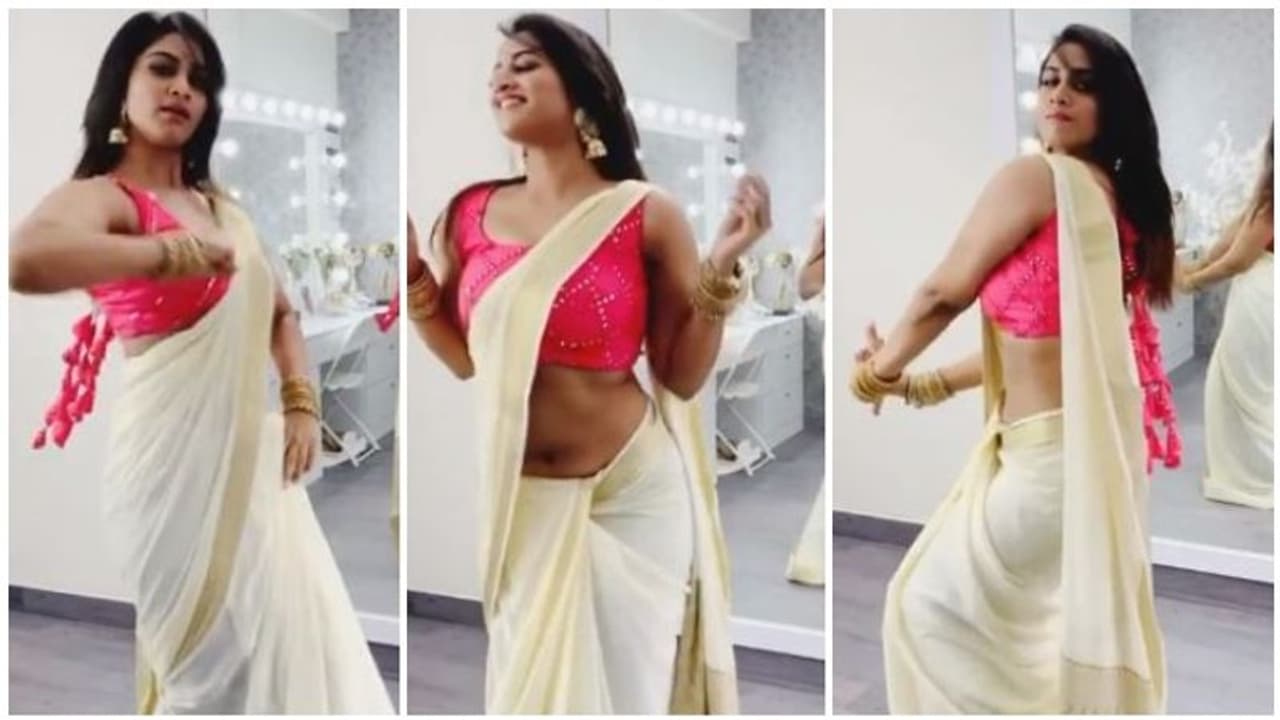 பாவாடை தாவணியில்... ஒல்லி பெல்லி இடுப்பை காட்டி வேற லெவல் குத்தாட்டம் போட்ட ஷிவானி! வைரல் வீடியோ... பாவாடை தாவணியில்... ஒல்லி பெல்லி இடுப்பை காட்டி வேற லெவல் குத்தாட்டம் போட்ட ஷிவானி! வைரல் வீடியோ...