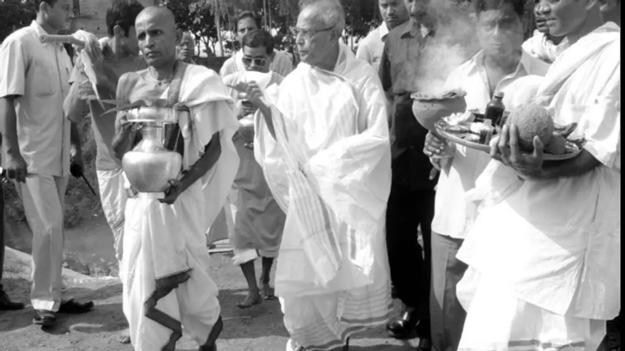 'জৌলুস' হারাল মুখোপাধ্যায় বাড়ির পুজো, প্রণবের মৃত্যুতে শোকস্তব্ধ মিরিটি 'জৌলুস' হারাল মুখোপাধ্যায় বাড়ির পুজো, প্রণবের মৃত্যুতে শোকস্তব্ধ মিরিটি