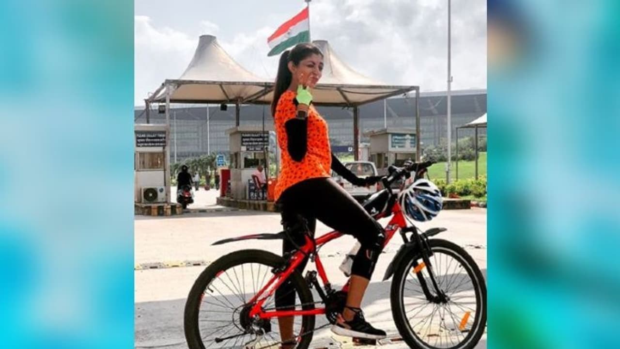 আর জিমে গিয়ে ঘাম ঝড়ানো নয়, সাইকলিংয়েই রয়েছে মেদহীন হওয়ার উপায়, মানছেন দেবলীনা আর জিমে গিয়ে ঘাম ঝড়ানো নয়, সাইকলিংয়েই রয়েছে মেদহীন হওয়ার উপায়, মানছেন দেবলীনা