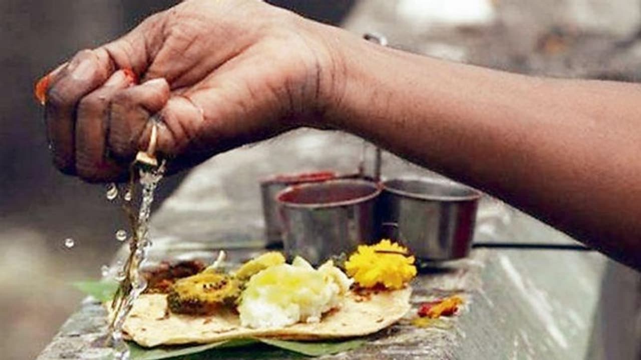 తమకు నచ్చిన వాడిని పెళ్లి చేసుకుందని.. బతికున్న కూతురికి పిండం, దిన కర్మ.. తమకు నచ్చిన వాడిని పెళ్లి చేసుకుందని.. బతికున్న కూతురికి పిండం, దిన కర్మ..