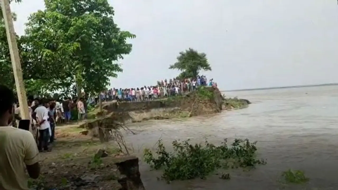 বাঁধের গায়ে ফাটল বাড়ছে, ভয় ধরাচ্ছে কুলিক নদীর জলস্ফীতি