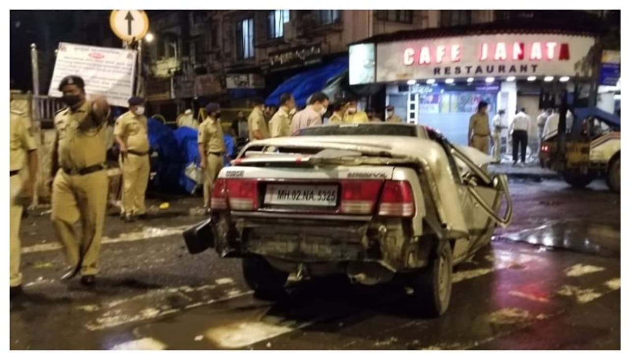 ভাইজানের গাড়ি চাপার স্মৃতি ফিরিয়ে আনল মুম্বই, নিয়ন্ত্রণ হারিয়ে পথচারীদের চাপা দিয়ে রোস্তোরাঁয় ধাক্কা ভাইজানের গাড়ি চাপার স্মৃতি ফিরিয়ে আনল মুম্বই, নিয়ন্ত্রণ হারিয়ে পথচারীদের চাপা দিয়ে রোস্তোরাঁয় ধাক্কা