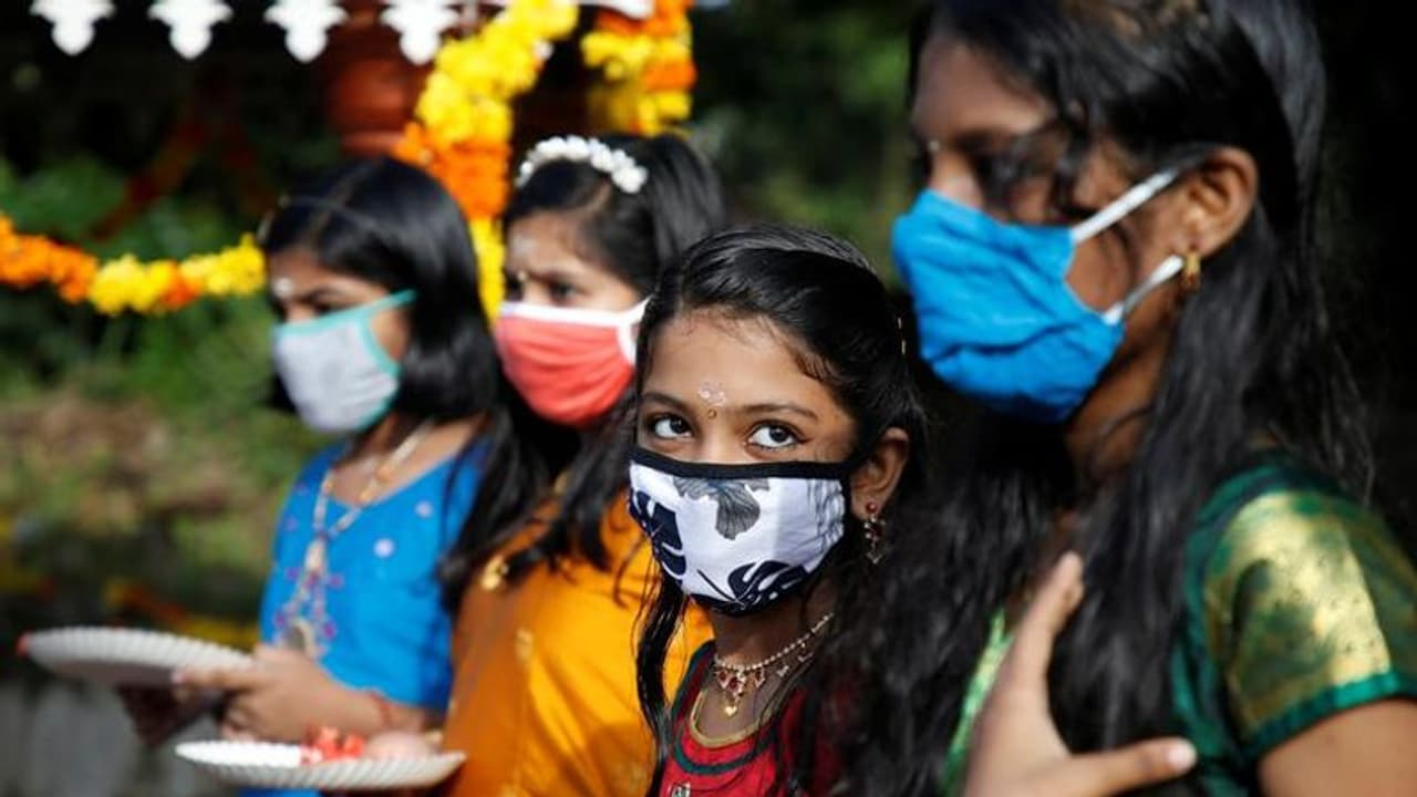 করোনাভাইরাসের সঙ্গে লড়াইয়ে কখন মাস্কের ব্যবহার বাধ্যতামূলক নয়, জানাল স্বাস্থ্য মন্ত্রক করোনাভাইরাসের সঙ্গে লড়াইয়ে কখন মাস্কের ব্যবহার বাধ্যতামূলক নয়, জানাল স্বাস্থ্য মন্ত্রক