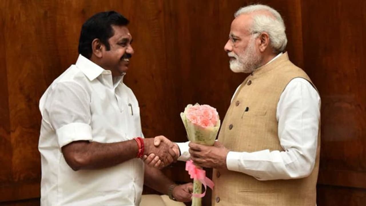 மத்திய அமைச்சர் கேபினெட்... அதிமுகவில் முக்கோண மோதல்..! மத்திய அமைச்சர் கேபினெட்... அதிமுகவில் முக்கோண மோதல்..!