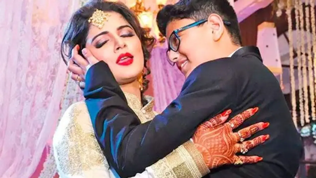 পালিয়ে বিয়ে,মা হয়েছেন মাত্র ১৭ বছরে, ছেলে ঝিনুক নিয়ে বোমা ফাটালেন শ্রাবন্তী পালিয়ে বিয়ে,মা হয়েছেন মাত্র ১৭ বছরে, ছেলে ঝিনুক নিয়ে বোমা ফাটালেন শ্রাবন্তী