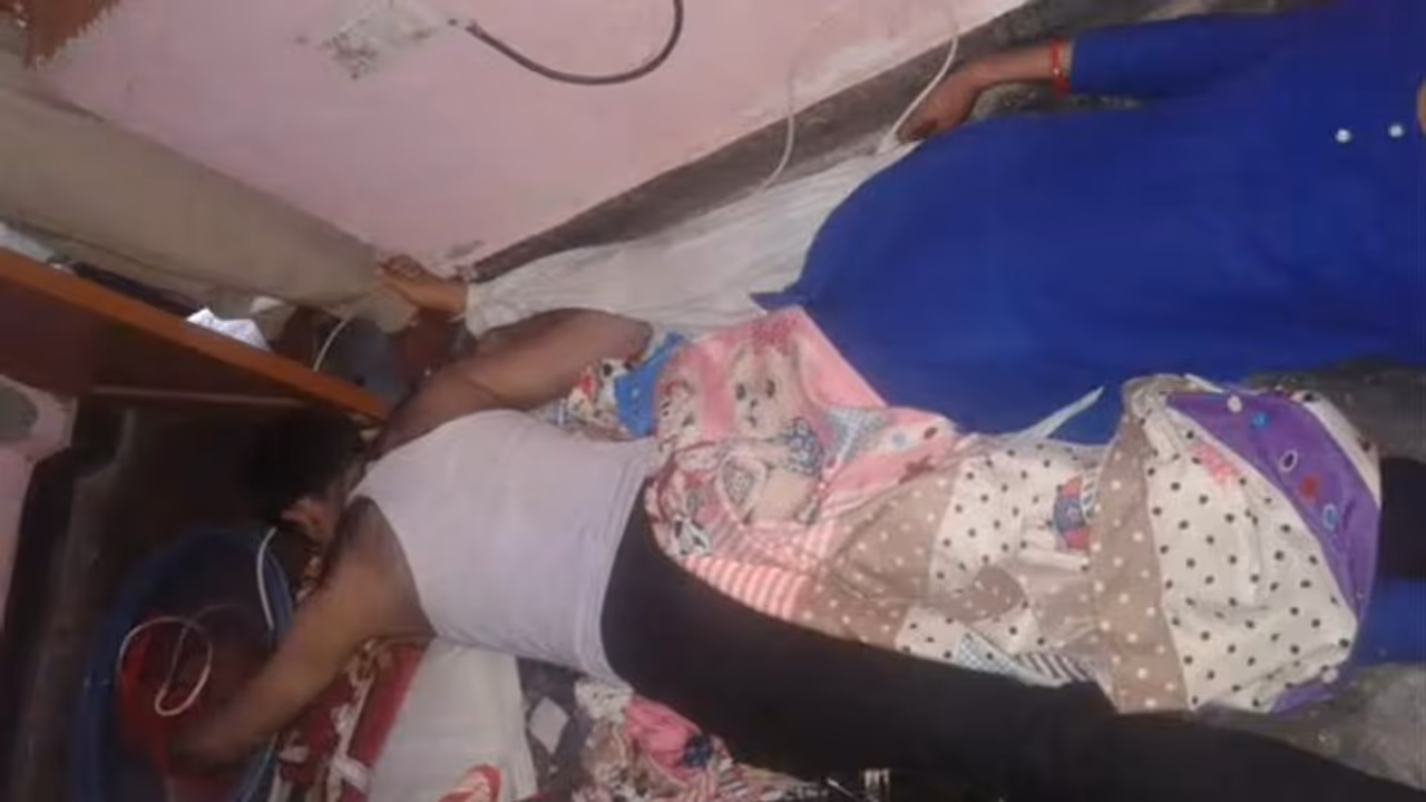 बेडरूम में जाते ही पति पत्नी ने किया सुसाइड, अनाथ हो गया मासूम..दोनों ने एक नजर बेटे को देखा तक नहीं बेडरूम में जाते ही पति पत्नी ने किया सुसाइड, अनाथ हो गया मासूम..दोनों ने एक नजर बेटे को देखा तक नहीं