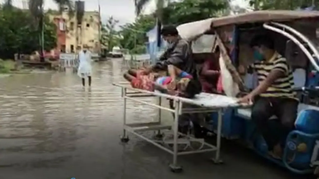জল থই থই হাসপাতাল, রোগীর বেডের তলায় জল, চাঞ্চল্যকর ছবি পূর্ব মেদিনীপুরে
