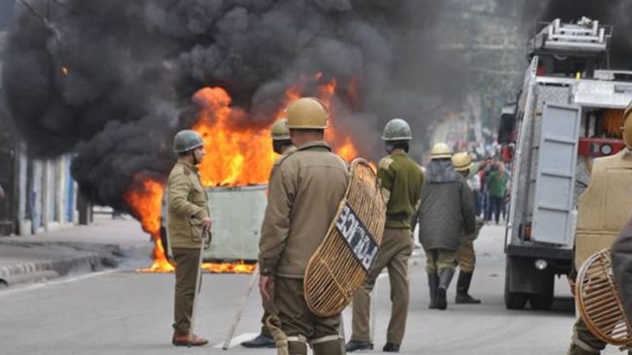 యువకుడి అనుమానాస్పద మృతి: కార్పొరేటర్ను బంధించిన జనం.. ఖమ్మంలో ఉద్రిక్తత యువకుడి అనుమానాస్పద మృతి: కార్పొరేటర్ను బంధించిన జనం.. ఖమ్మంలో ఉద్రిక్తత